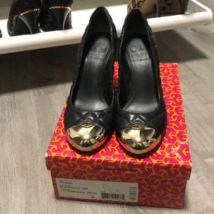 Tory Burch 'Kaitlin' wedge heels black / gold